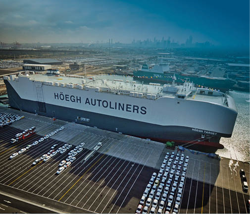 A large ship with the name “Hoegh Autoutillers" on the side. Beskrivelse genereret af AI
